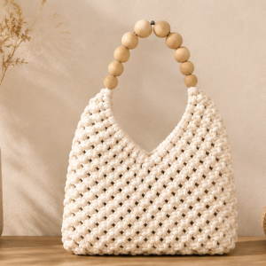 Sac en macramé écru et perles en bois